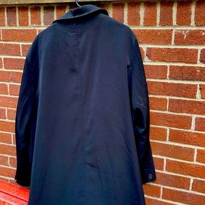 Mens sleek Michael Kors dress jacket quilted interior for comfort, hidden button